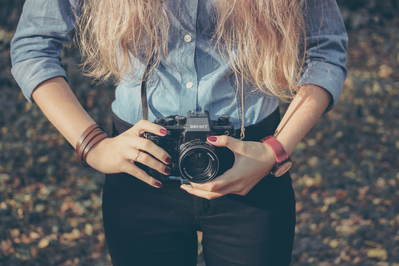 photographe-STE ANASTASIE SUR ISSOLE-min_hand-person-girl-woman-camera-photography-614-pxhere.com